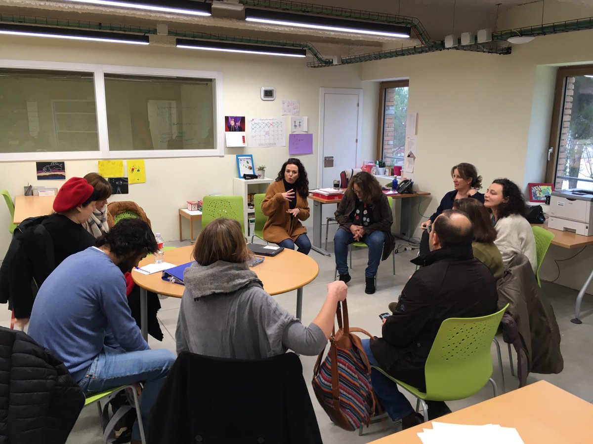 socialfermo's tweet photo. Tras nuestra visita a la @EscuelaIdeo, nos reunimos para hablar sobre el proyecto educativo, el tipo de aprendizaje, la organización, el claustro y la gestión #PaseoDeJane #PlenaLab https://t.co/HY0pY4kwXA