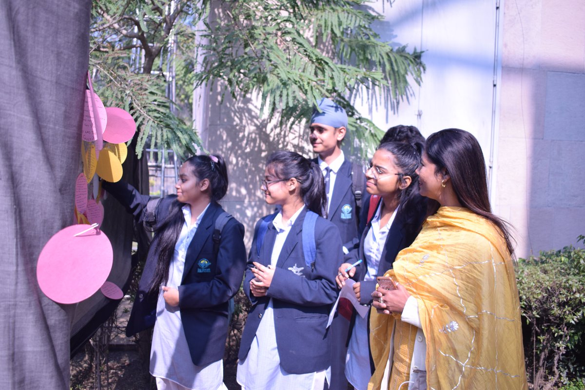 15 Diplomatic Missions - 15 schools - 150 students 

Participants @UN #India's International #HolocaustRemembranceDay organised in collaboration with @alliancefrdelhi @unesconewdelhi @IsraelinIndia. To remember past crimes with an eye towards preventing them in the future.