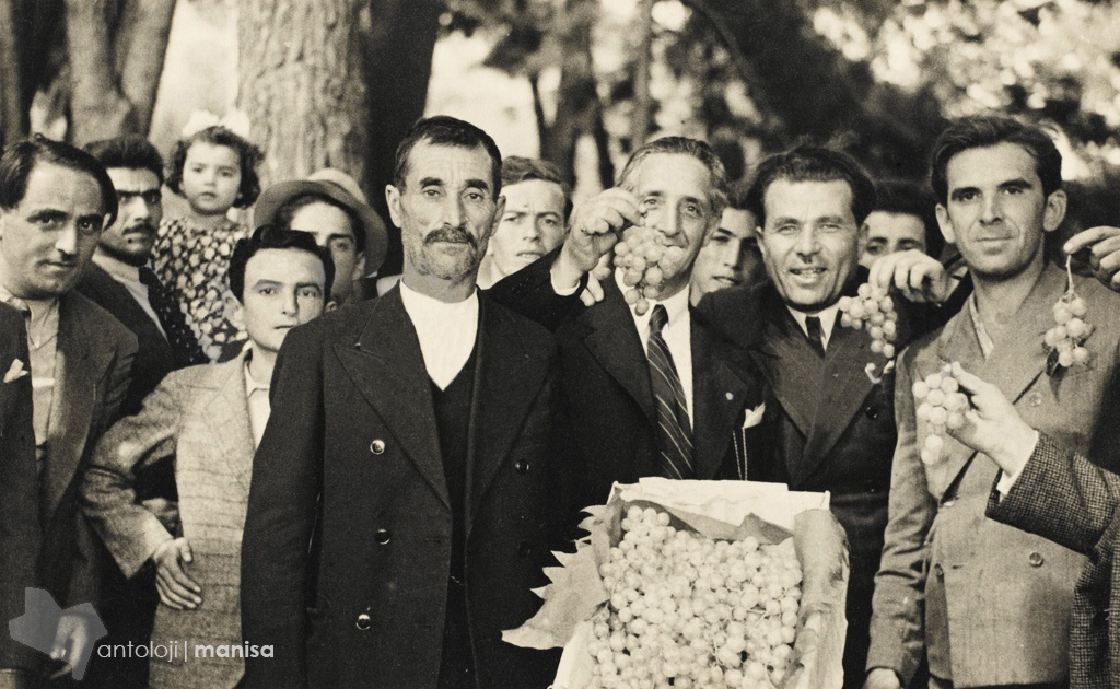antolojimanisa's tweet photo. üzüm festivali, 1930lar

#manisa #ziraat #festival #üzüm #tarım #eskifotoğraf https://t.co/Vp2PkUbubC