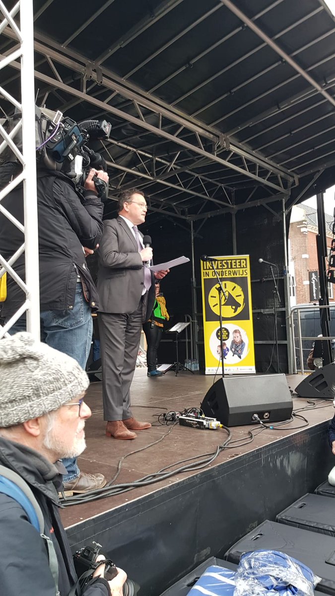 De eerste spreker is aan het woord. Jouke de Vries, Collegevoorzitter van de RUG: "Als het bij de basis niet goed gaat heeft dat gevolgen voor de kwaliteit van de rest van het onderwijs."