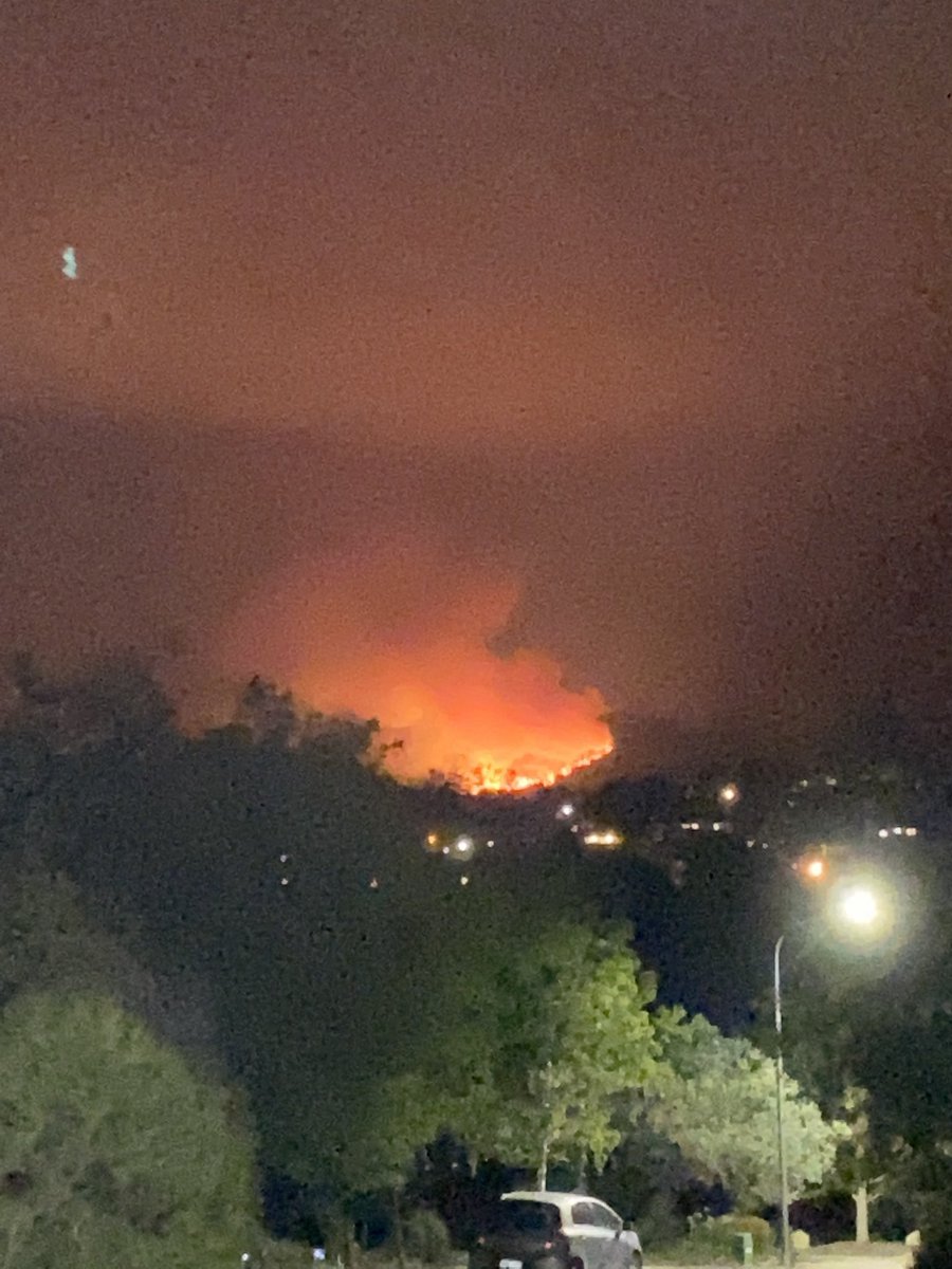 malingrebrain's tweet photo. What the? View from my veranda just now. I hope the bubble and surround stays safe over the next few days. Sending hugs to everyone, and thanks to our wonderful personnel protecting us #orroralvalleyfire #banks #AustralianFires #canberrafire #canberra #stopdisastertourism https://t.co/a8R5L9Uh8M