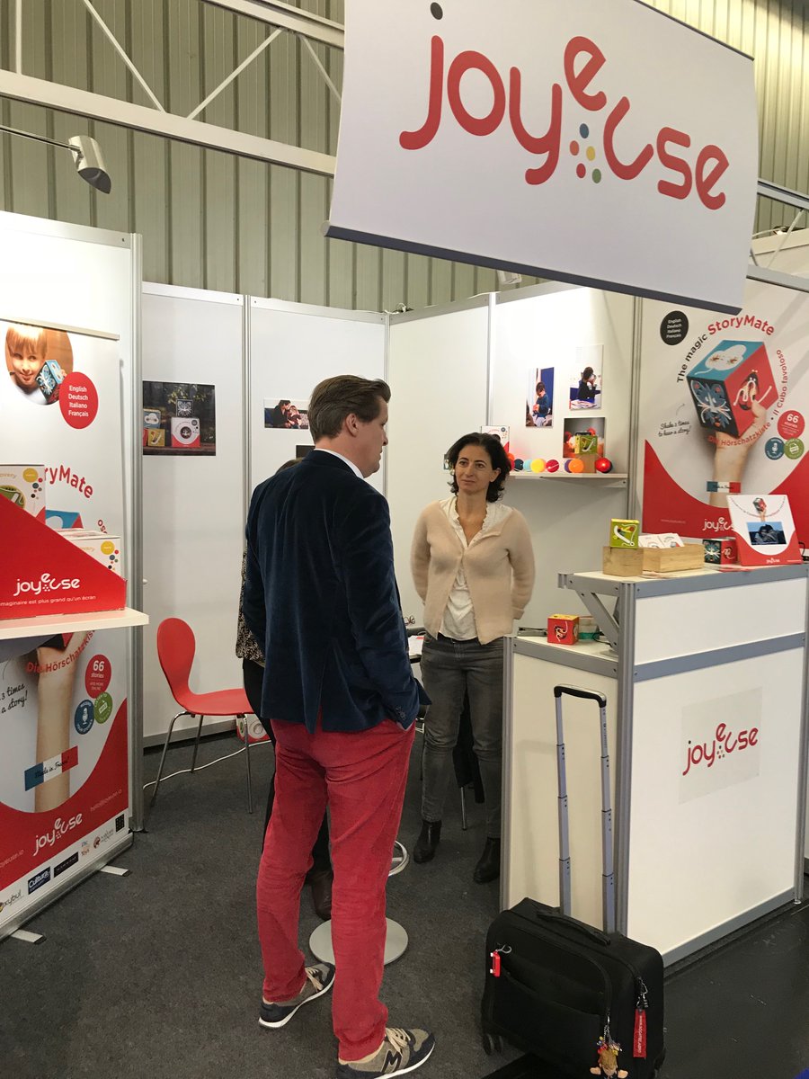 Tuturututurututuuuu ! ✨
Joyeuse, la #conteuse merveilleuse #madeinFrance 🇨🇵 à Nuremberg (Hall 5, A35 )à la Mecque du #Jouet cette semaine ! Venez échanger avec son fondateur Mathieu Roumens sur l'art de narrer des #histoires poétiques aux #enfants en quelques gestes sans #écran