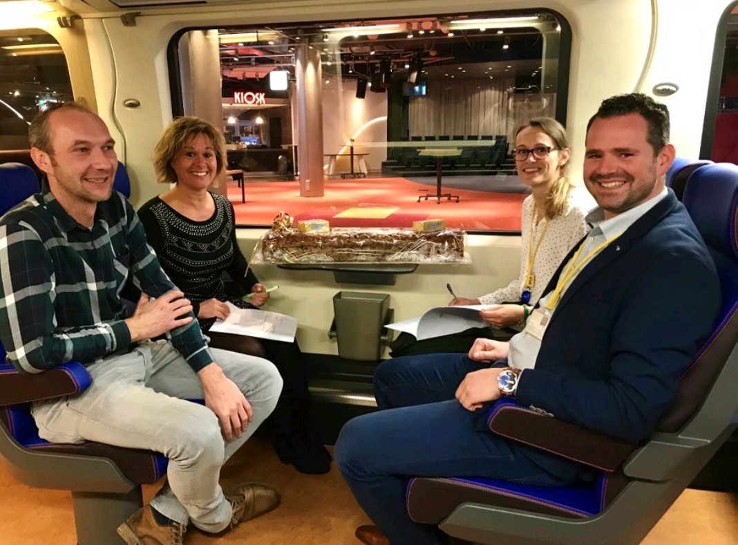 AbbinkWegenbouw's tweet photo. Vorige week zijn we naar Utrecht afgereisd om een raamovereenkomst te tekenen met de NS voor 3 jaar. Deze is voor  de aanleg, uitbreiding en onderhoud van de P+R terreinen bij #NS stations in  Noord en Oost Nederland💪🚊 https://t.co/Sz5FCAVyzx