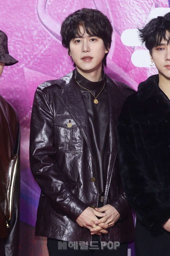 GaamersArg's tweet photo. {FOTOS} 300120 #KYUHYUN @ 29° Seoul Music Awards 

Cr: as tagged
Via: @/KyuhyunFacts

@SJofficial #SUPERJUNIOR #규현 https://t.co/yuvVZqehiK