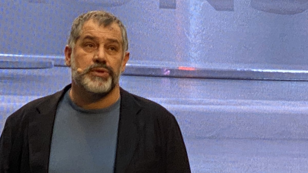 #MaddyKeynote <a href="/Luc_Jacquet/">Luc Jacquet</a>, réalisateur de La Marche de l’Empereur : Nous avons abîmé notre planète. Notre rôle aujourd’hui est d’accompagner les générations futures à affronter le monde de demain #climatchange #environnement