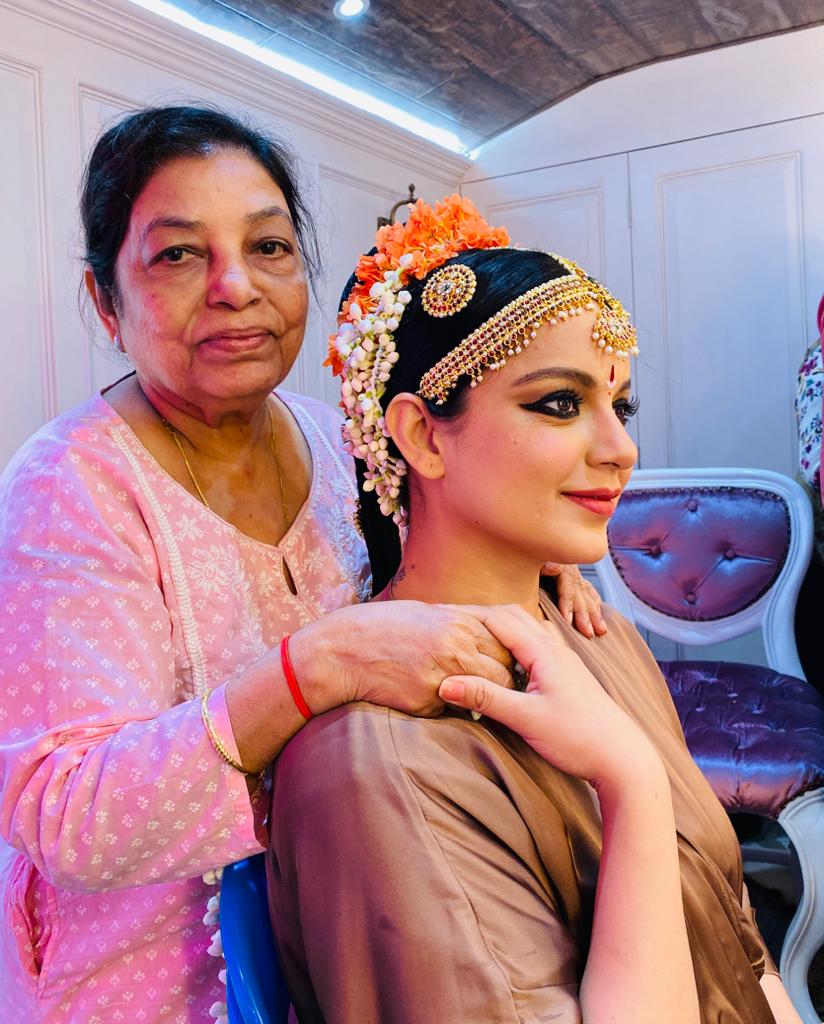 Kangana Ranaut celebrated her hair dresser, Maria Sharma's 50 years of working in the film industry. Maria has worked with her in #Fashion, #OnceUponATimeInMumbai  #WohLamhe and now in #Thalaivi.

Congratulations Maria on your golden jubilee!!