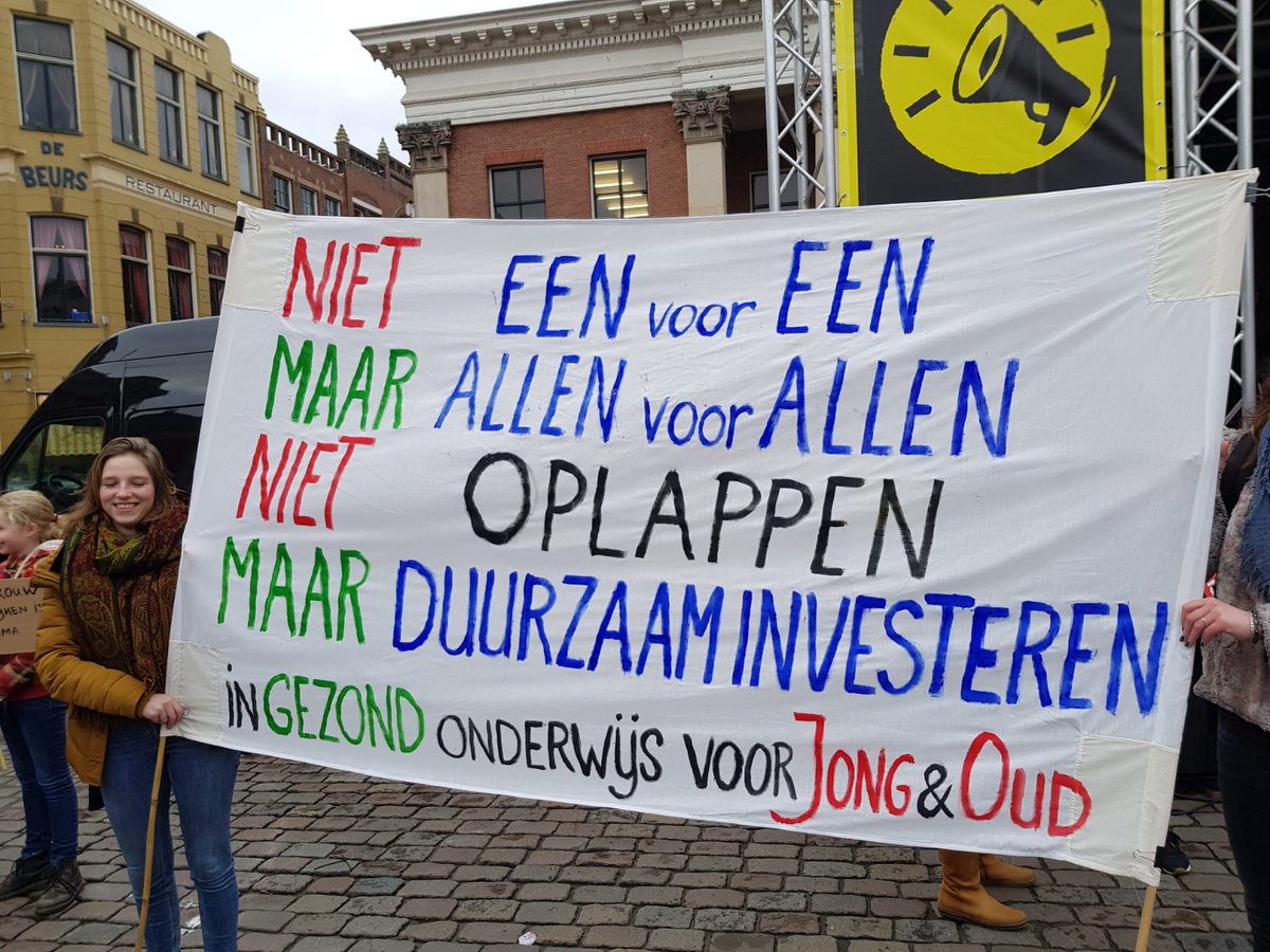 Journalistio's tweet photo. Een klein overzicht van de creaties bij het lerarenprotest in Groningen:

#lerarenstaking #onderwijsstaking #investeerinonderwijs #Groningen https://t.co/M8XubvPWwl