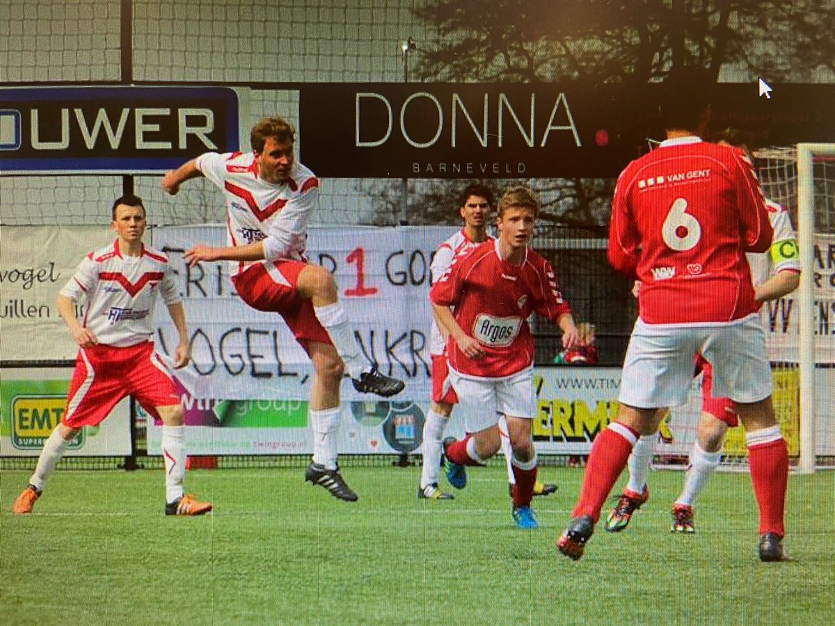 valleivogels1's tweet photo. Robert van den Broek, Bobo, speler vanaf seizoen 2005/2006 heeft aangegeven na 15  seizoenen en meer dan 400 wedstrijden @valleivogels1 te stoppen na dit seizoen. #echtevogel #winnaar #rooie https://t.co/Tzg4xeob6e