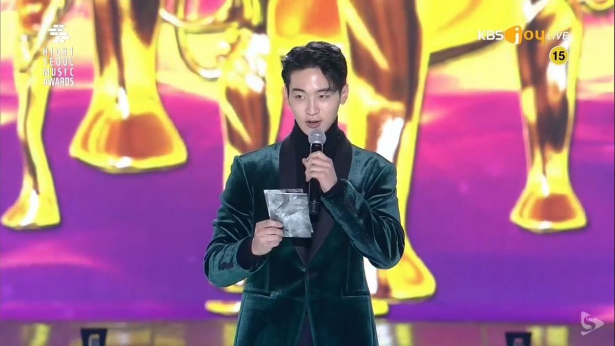 iconickdramas's tweet photo. expectation: #jangdongyoon and #kimsohyun presenting award together
reality: presenting with #yooseungho  

#seoulmusicawards2020 https://t.co/5y94HDl5N2
