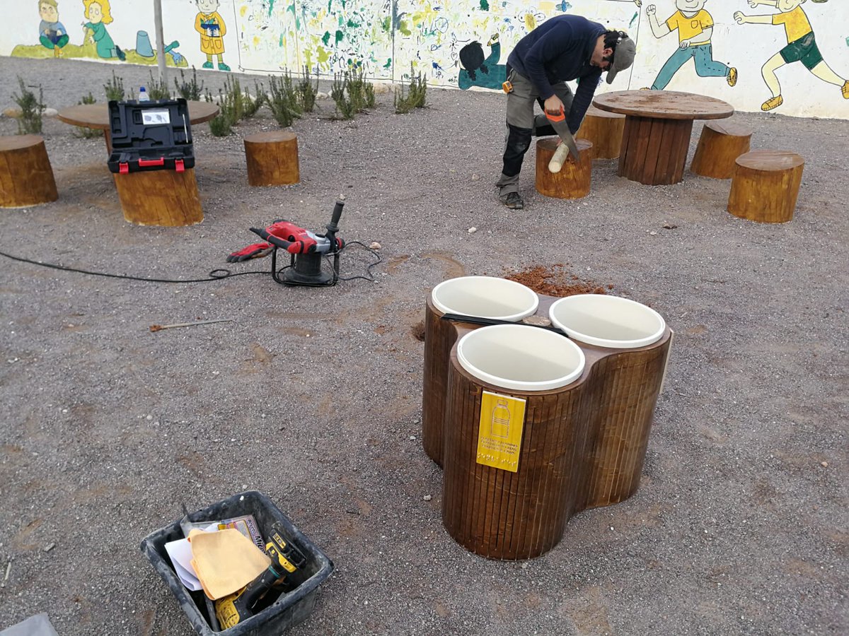 ClapEducacion's tweet photo. Vos agrada? És la paperera que hem instal·lat al CEIP Soler i Godes. 
Per a reciclatge selectiu, escrita en castellà, valencià, anglés i braille.
Una de les primeres aventures que arranquem amb Mamielo.
#paperes #reciclatge #reciclatgeselectiu #ceipsolerigodes #castello https://t.co/GR5RNkcCWh
