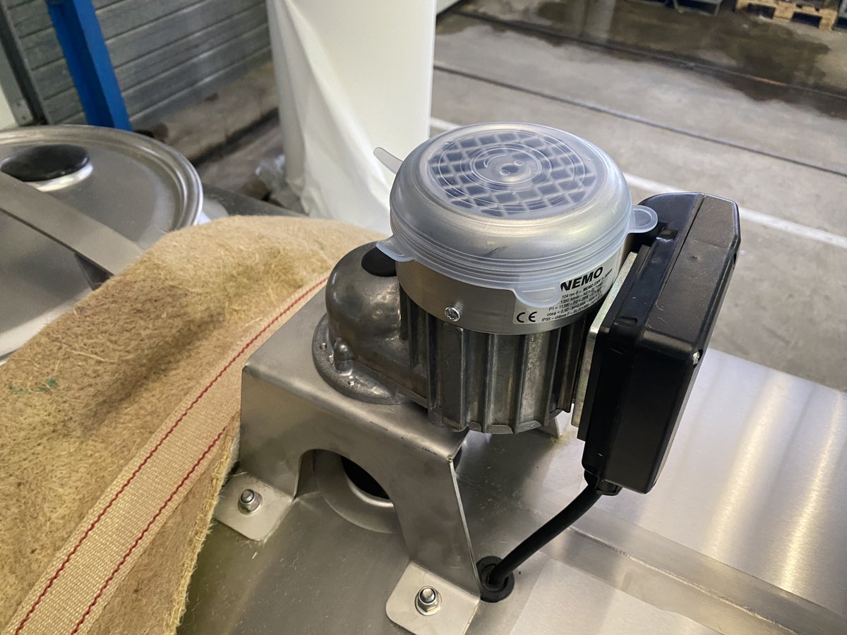 GalacteaG's tweet photo. EMBALLAGE INNOVANT pour MOTOREDUCTEURS J'ai le plaisir de vous présenter nos nouvelles capotes... de motoréducteurs, en silicone alimentaire, réutilisables. Pose en 2 secondes, dépose en 1 seconde. Gain de temps, gain d'argent, gain de matière, d'énergie, et réutilisable ! https://t.co/RzBvWtFmvA