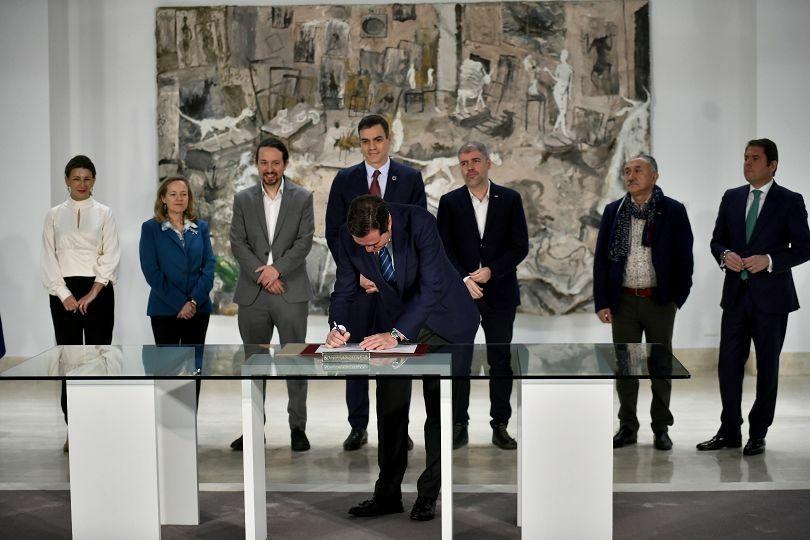 Firmamos con los agentes sociales la subida del salario mínimo a 950 euros. Mi agradecimiento a los sindicatos y la patronal por su altura de miras y su disposición para dialogar y llegar a acuerdos que serán beneficiosos para todos. Seguimos.