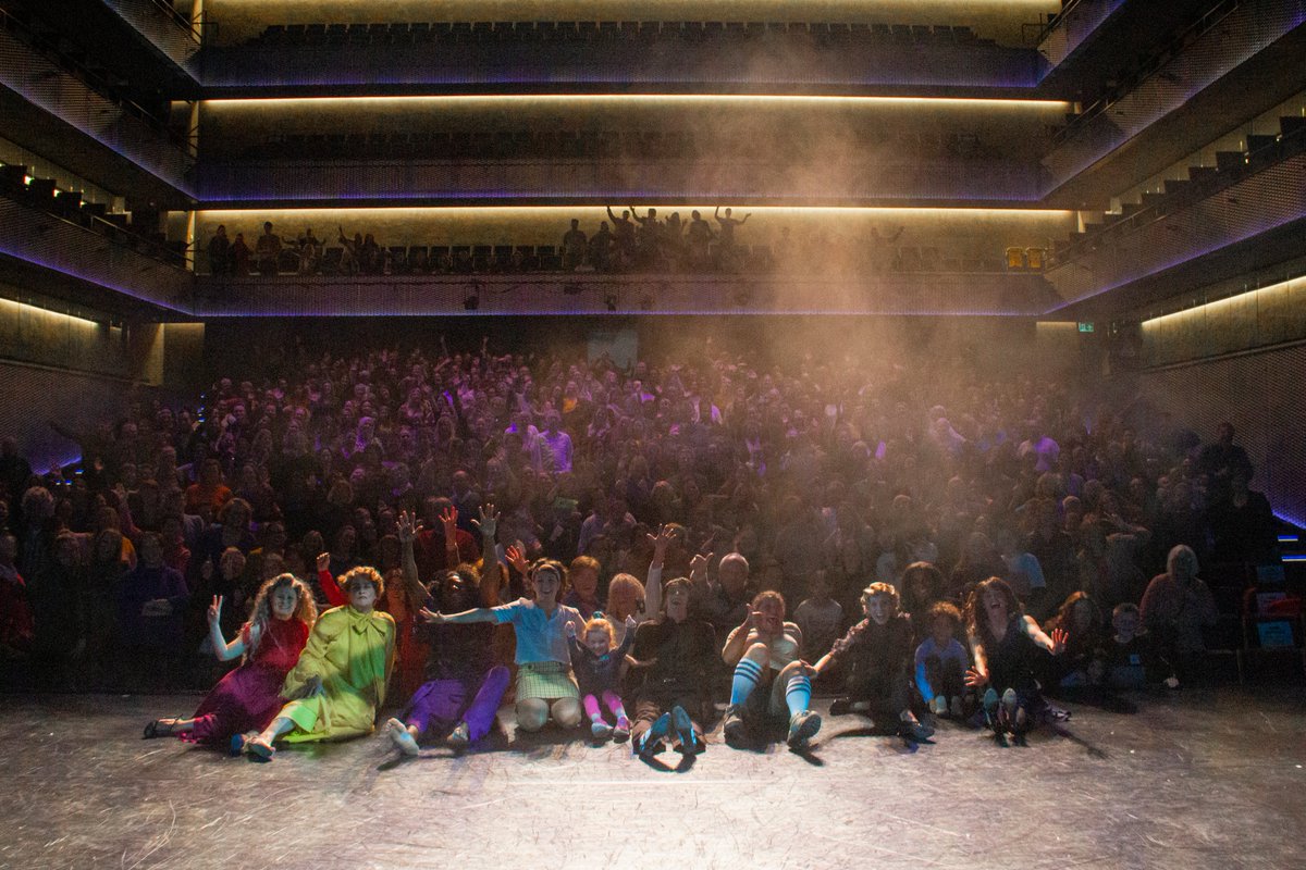 #DITZIJNONZELEERKRACHTEN
Eind 2019 protesteerde de culturele sector tegen de bezuinigingen op de cultuur met de actie #ditisonspubliek.
Zaterdag kwamen 500 leerkrachten uit Almere naar Juffenballet en zij gingen met ons op de foto. 
Wij steunen de leraren! #onderwijsstaking