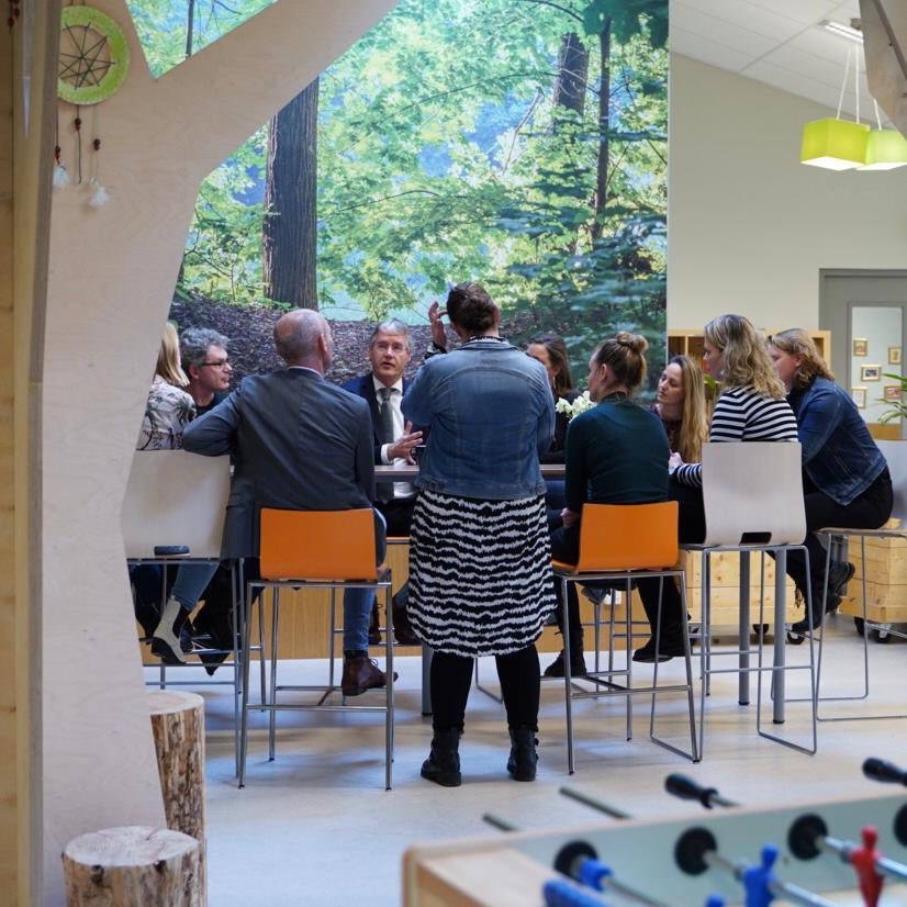 Op Vierbeek College (VSO-school) in Oosterbeek gesproken met schoolleider, docenten en onderwijsassistenten. Onder meer over werkdruk en beloning gehad. Ik ben onder de indruk van de bevlogenheid van deze mensen. Afspraak gemaakt voor een vervolg. #onderwijsstaking