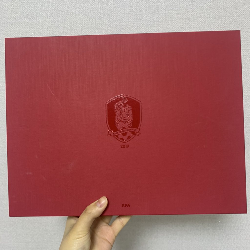 gdsu__'s tweet photo. 2019 KFA PLANNER 한정판 패키지 판매합니다 뱃지 빼고 판매해요 엽서 다 있어요 겉에 하자빼고 완전 깨끗합니다 S급 상태에요 운미포2.0입니다 쿨거 에눌가능합니다 디엠주세요! https://t.co/kMVGRfKtHm