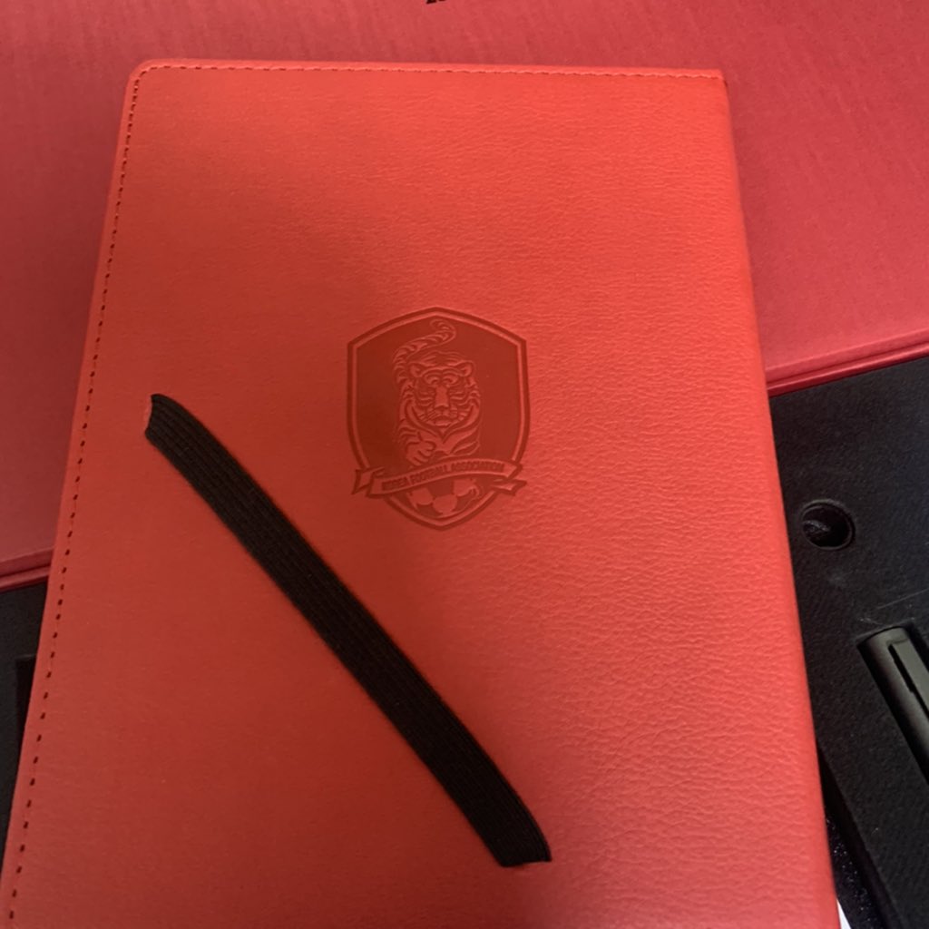 gdsu__'s tweet photo. 2019 KFA PLANNER 한정판 패키지 판매합니다 뱃지 빼고 판매해요 엽서 다 있어요 겉에 하자빼고 완전 깨끗합니다 S급 상태에요 운미포2.0입니다 쿨거 에눌가능합니다 디엠주세요! https://t.co/kMVGRfKtHm
