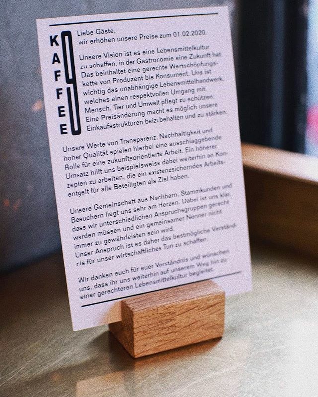 Vielleicht habt ihr heute morgen diese kleinen Aufsteller in unserem Café bemerkt. Falls ihr einen kleinen Moment habt, möchten wir euch kurz darüber informieren, warum wir uns entschieden haben die Preise ab dem 01.02. anzuheben. - english text in comme… ift.tt/2uKmka5