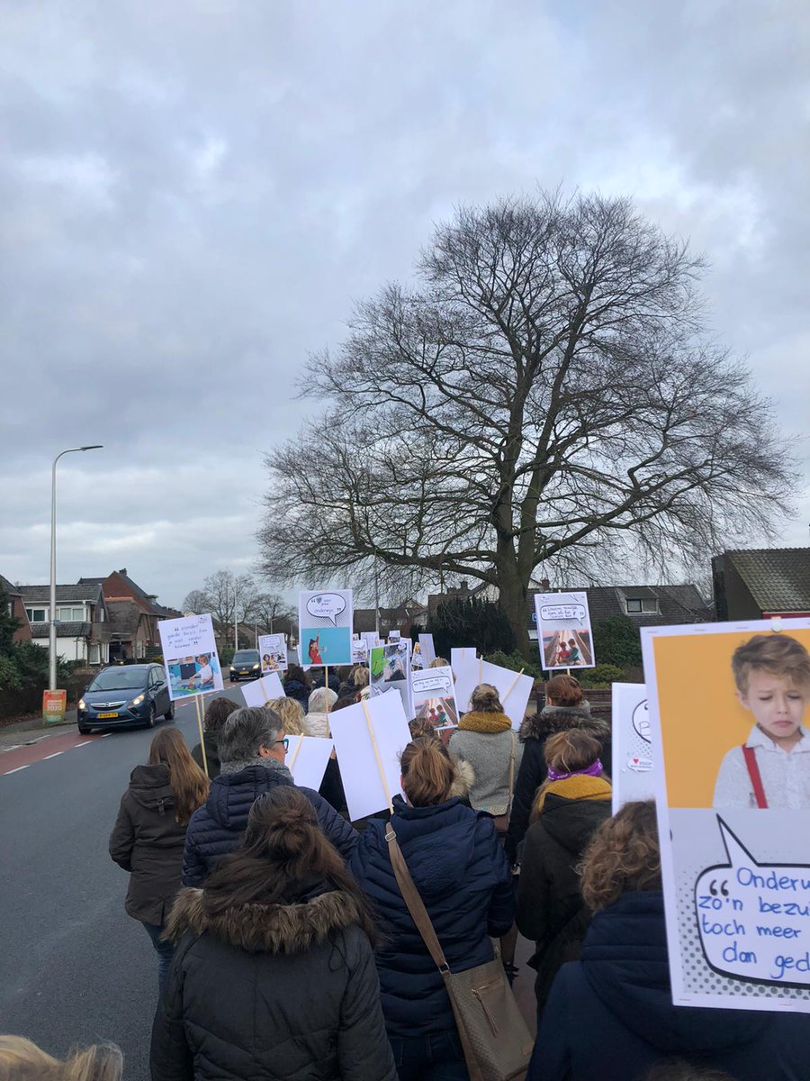 #Staken. Op weg naar het #gemeentehuis... #Hellendoorn <a href="/CNVOnderwijs/">CNV Onderwijs</a>