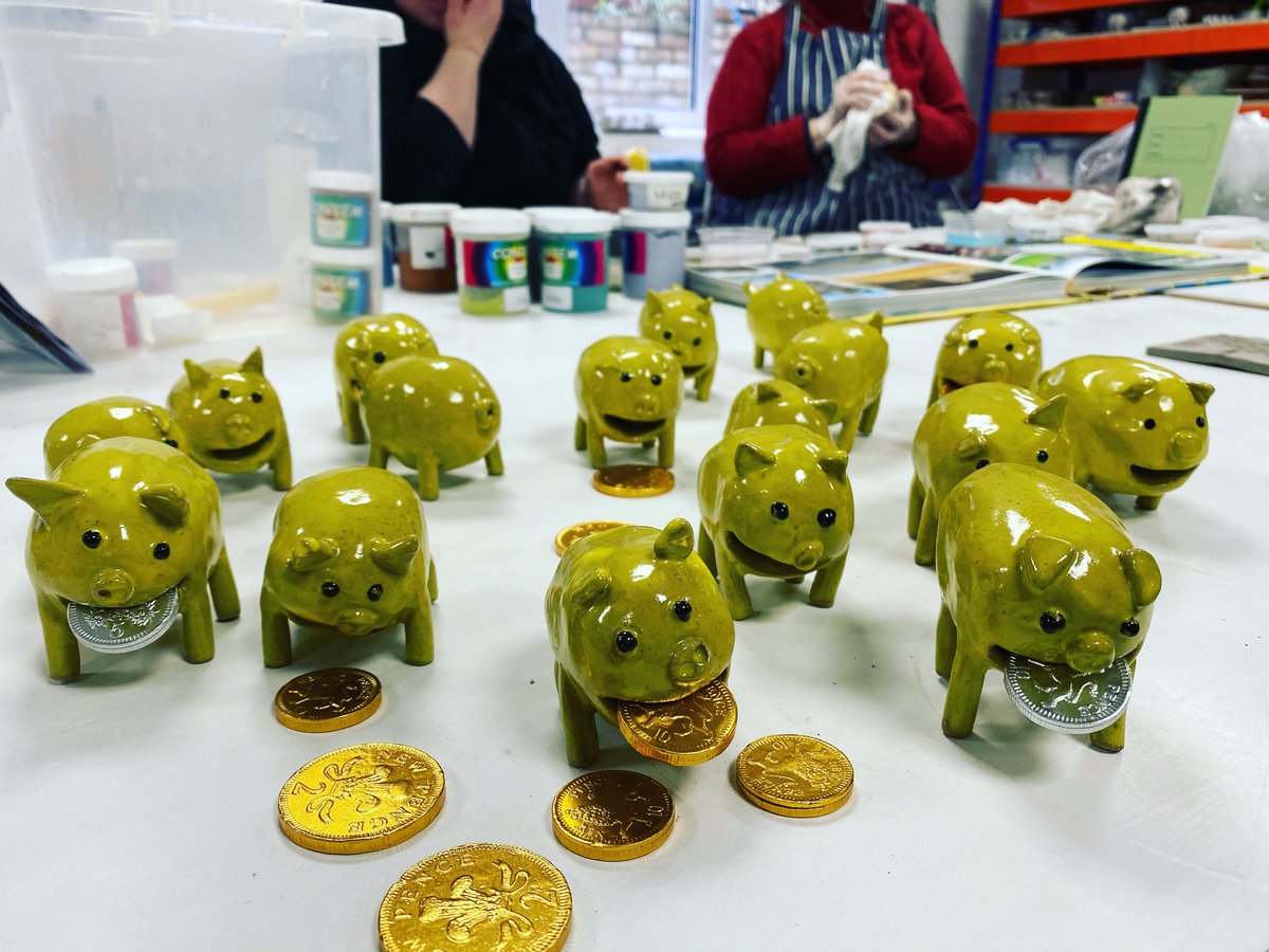 RowanCambridge's tweet image. Pigs have landed #PigsDontFly 🐷💰 #LemonPig