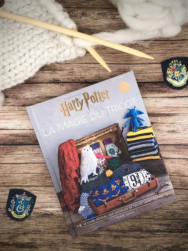 Pulls de Noël, peluche en tricot, écharpes des maisons ou encore chaussettes de Quidditch, découvrez 28 modèles inspirés des films #Harrypotter⚡#hachetteheroes perso je m'y mets