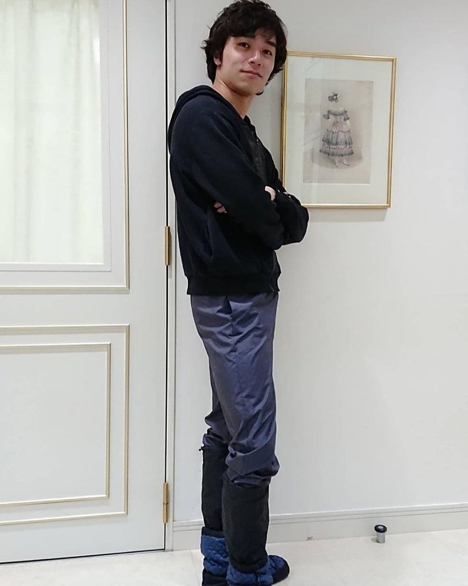 BALLETMANIACS's tweet photo. Ballet men are beautiful! 😍
And we have something to offer them🤗
Thanks for the charming photos - Dan Tsukamoto 🌟⚡️
and for the constant support @qq_ballet ❤️❤️❤️
Hoodie and booties from the collaborative collection
⚡️IGOR KOLB & BALLET MANIACS⚡️
#balletman #balletwear https://t.co/zTpB9H1jie