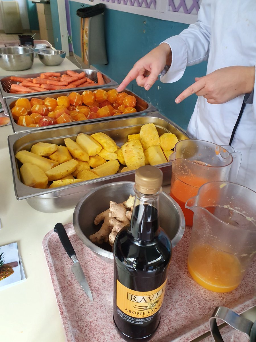 CEyrieux's tweet photo. Bar à fruits aujourd'hui au collège. Toute une variété de saveurs proposée aux collégiens. #moncollegesengage #ardecheledepartement https://t.co/ORSG4Os6kc