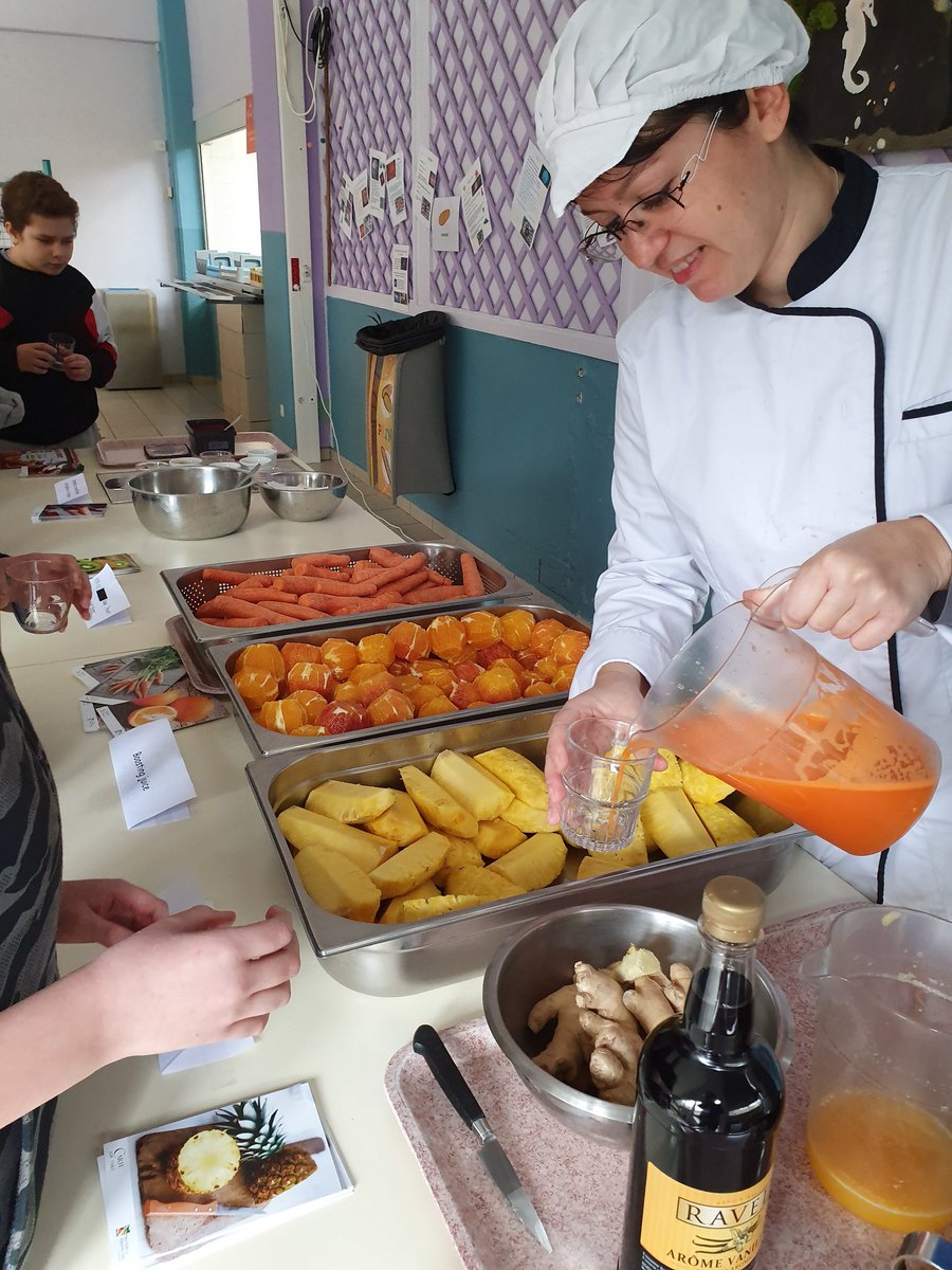 Bar à fruits aujourd'hui au collège. Toute une variété de saveurs proposée aux collégiens. #moncollegesengage #ardecheledepartement