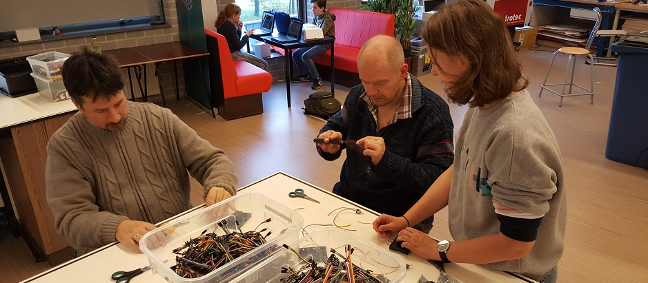 Robot #Leaphy brengt scholieren en cliënten bij elkaar. Hoe een eenvoudige opdracht voor inpakwerk leidt tot een mooie #samenwerking en een bredere blik op het leven. #amersfoort  #dewissel #meedoen bit.ly/2Ob3OOV