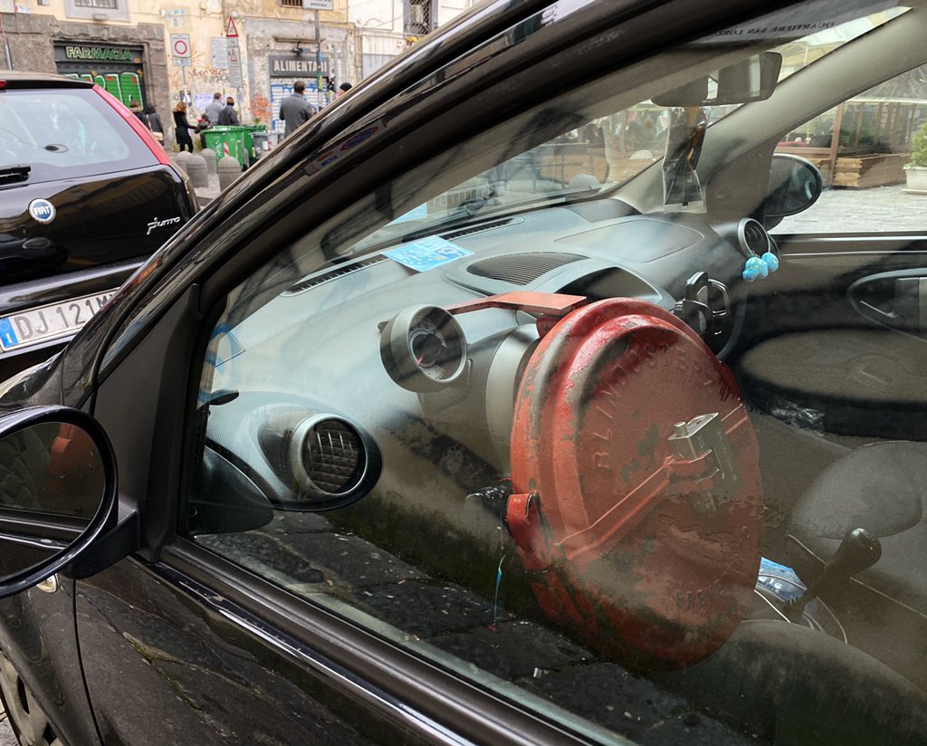 Moxin_mo's tweet photo. Naples-style car lock那不勒斯 https://t.co/CvUsIdKiI9