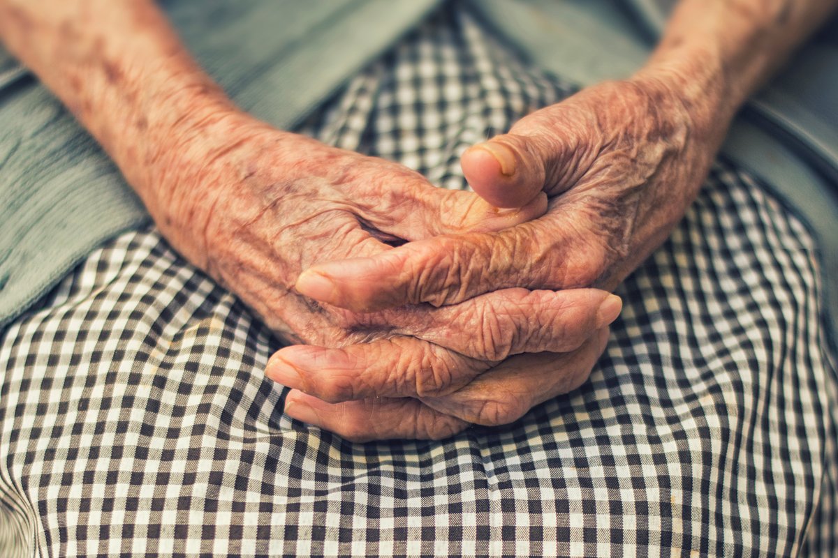 Factoren die volgens ouderen hun doodswens versterken zijn onder meer piekeren, ziekten, geestelijke en lichamelijke aftakeling en eenzaamheid. bit.ly/doodswens @elsvwijngaarden <a href="/UvH/">Universiteit voor Humanistiek</a> <a href="/ZonMw/">ZonMw</a> <a href="/UMCUtrecht/">UMC Utrecht</a>