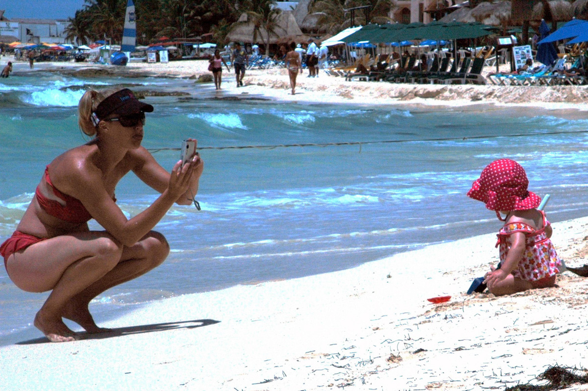A lady taking a picture of her baby in Playa del Carmen, Mexico.

#Photography
#EventPhotography
#WeddingPhotography
#LandscapePhotography
#PicOfTheDay 
#streetphoto #urbanphoto 
#NaturePhotography 
#StreetPhotography
#nikonphotography