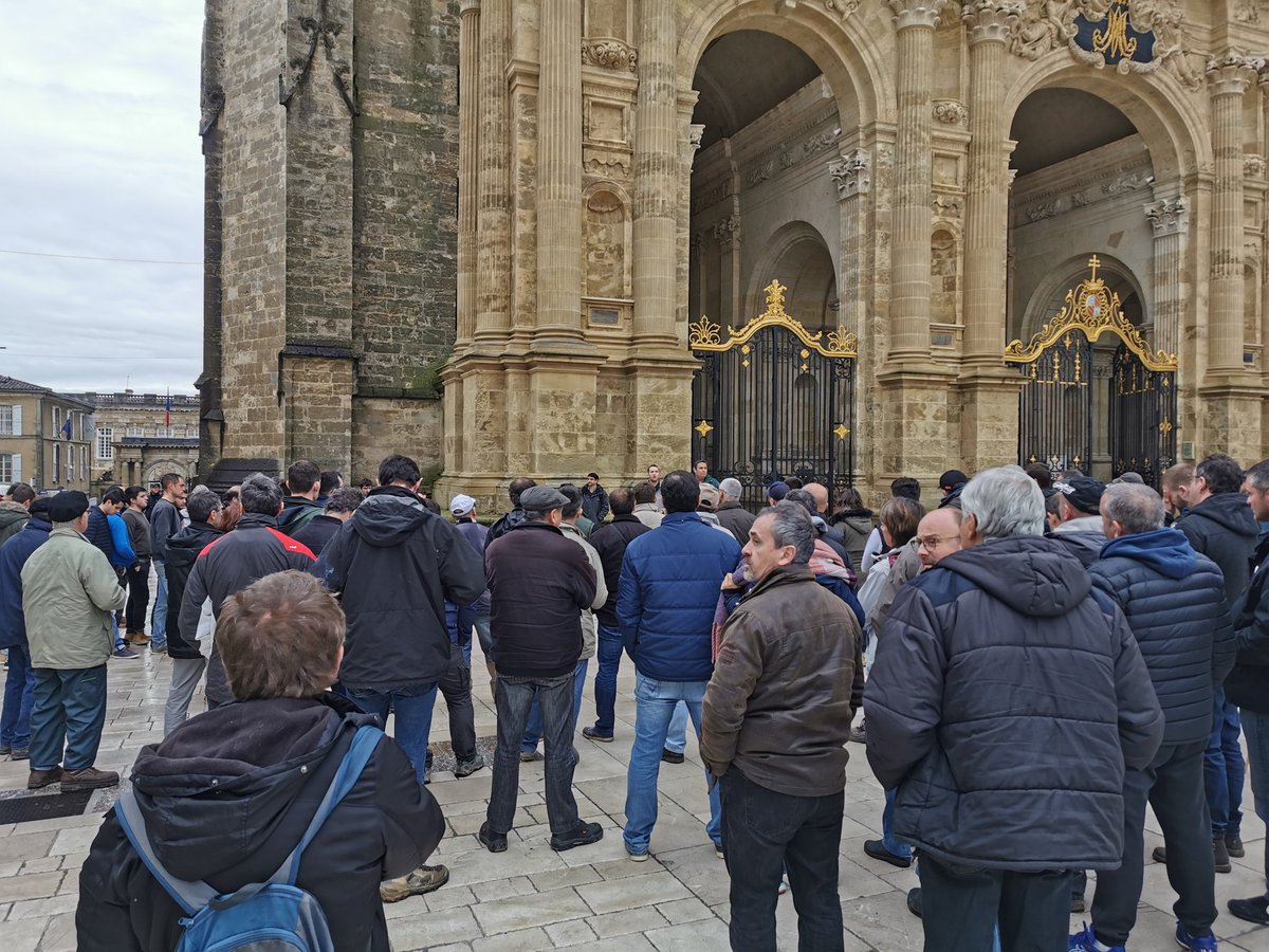 LaRadioHitFm's tweet photo. 🚜Retour en 📸 sur l'action des #agriculteurs gersois à l'appel de la @FDSEAGers et des @JAduGers ce matin devant la préfecture du #Gers à #Auch contre le décret des #ZNT. 25 tracteurs sont actuellement déployés en haute-ville où une délégation est actuellement reçue à la pref. https://t.co/P5ol6HWi0e