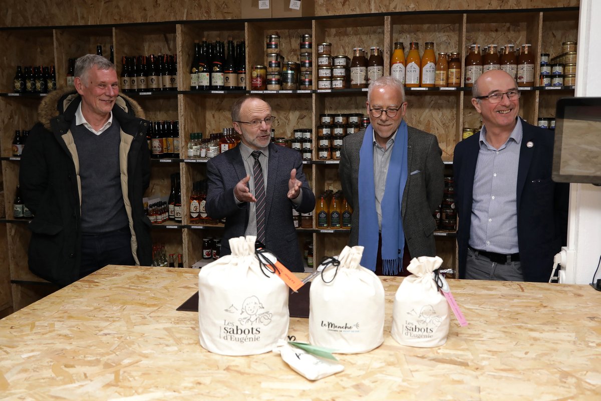 LaManche50's tweet photo. Accompagner les 2 200 artisans commerçants du territoire de #SaintLoAgglo vers la digitalisation, c'est l'objectif du plan lancé par @CCIOuestNormand, #CMA50 et @MancheCD50 en partenariat avec @SaintLoAgglo. Hier avait lieu la présentation chez un commerçant bénéficiaire. https://t.co/1lrK0S4EhG