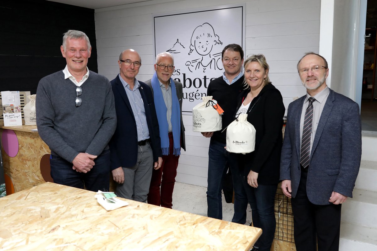 LaManche50's tweet photo. Accompagner les 2 200 artisans commerçants du territoire de #SaintLoAgglo vers la digitalisation, c'est l'objectif du plan lancé par @CCIOuestNormand, #CMA50 et @MancheCD50 en partenariat avec @SaintLoAgglo. Hier avait lieu la présentation chez un commerçant bénéficiaire. https://t.co/1lrK0S4EhG