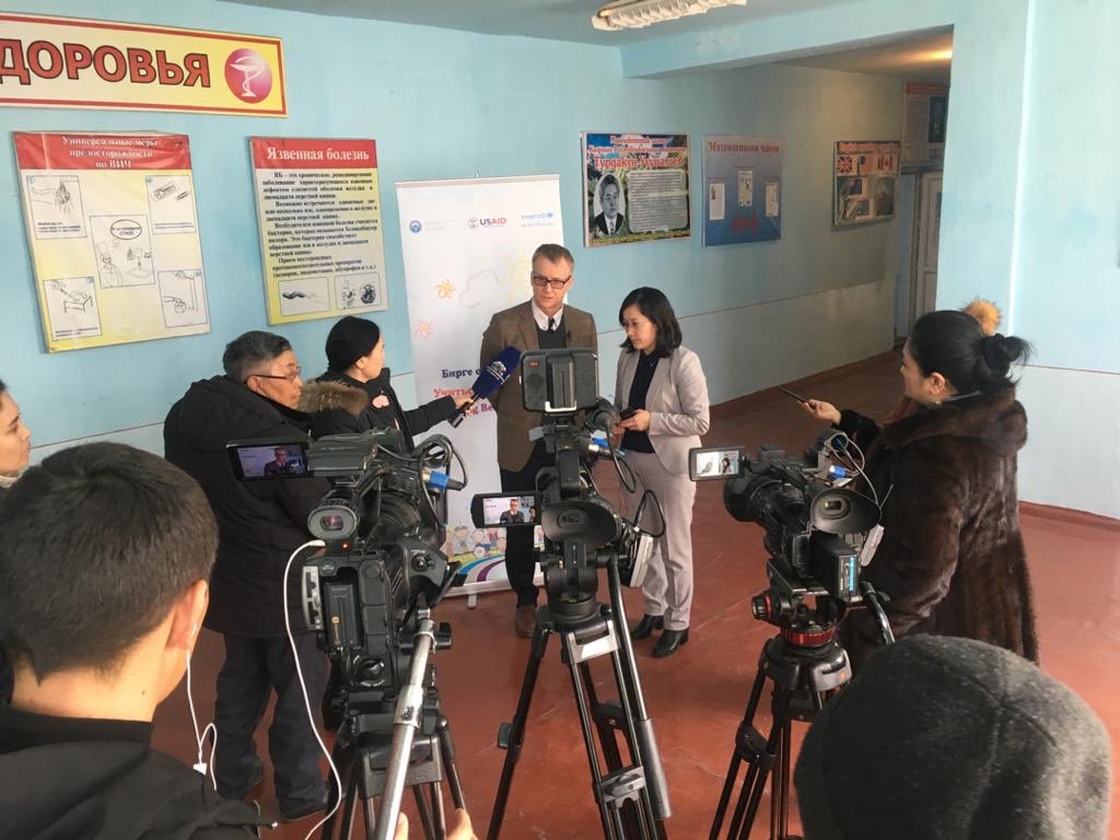 unicefkg's tweet photo. Электронное оценивание поможет Министерству образования @moeskg получить информацию о том, что какие трудности в обучении испытывают дети, проанализировать навыки и подготовку учителей и принять решения по улучшению учебного процесса.
#УчитьсяЛучшеВместе
#LearningBetterTogether https://t.co/CtU2s7MKaa