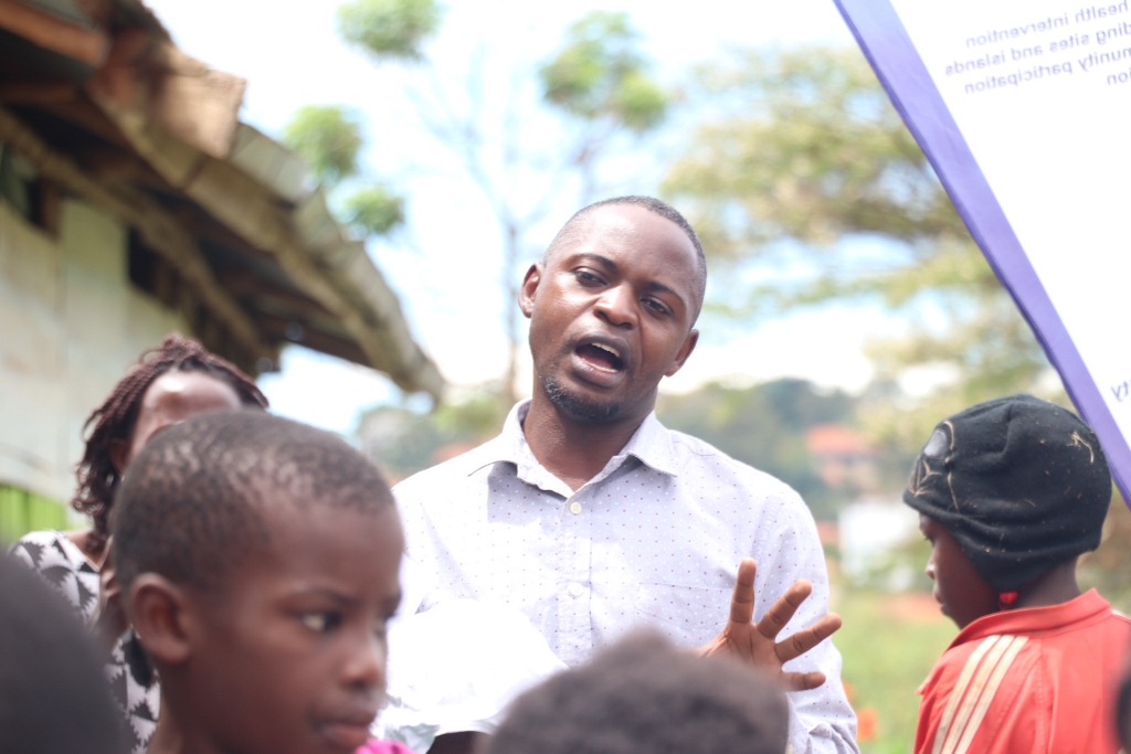 MakSPH's tweet photo. MakSPH students leading the way in community sensitization efforts against NTDs
@MakSPH @MakerereNews @ICHIOUganda1 #BeatNTDs #Communityawarenesscampaign https://t.co/Coam0F5FxY
