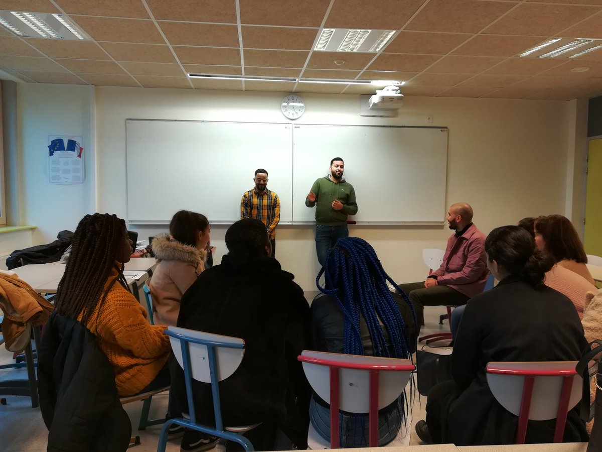 Témoignage de Daoud et Pierre-Hakim auprès d'élèves de Carcouet. "Je me suis rendu compte que je n'étais pas acteur de ma vie, j'étais spectateur de moi même. J'avais envie de faire des choses mais j'allais pas jusqu'au bout" Depuis Daoud à créé son auto-entreprise #confiance