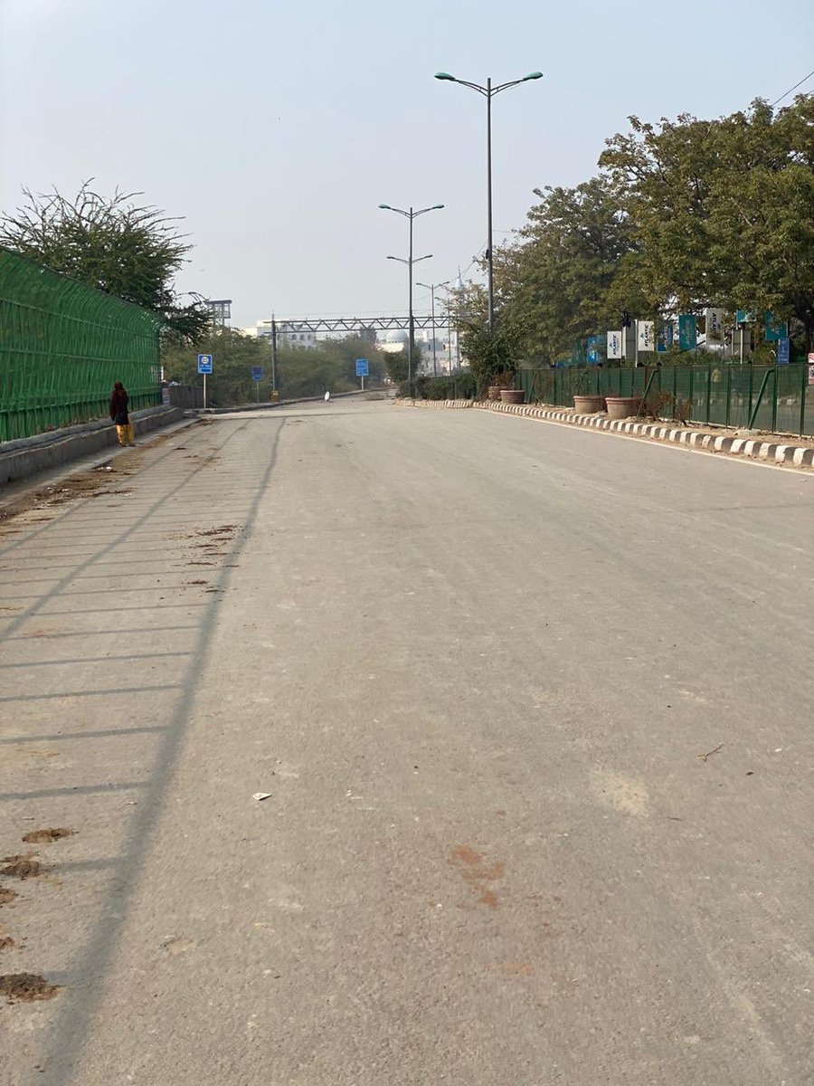 Moving forward to Shaheen Bagh from Kalandikunj Metro station, this is the same route which is closed and has become an headache for many daily Noida-Delhi commuters. Will keep you updated.