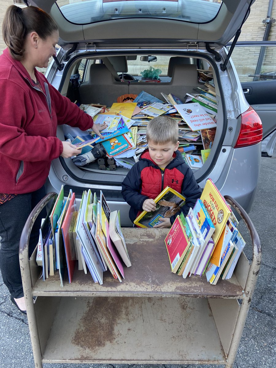 msobriensclass5's tweet photo. More Book Drive footage 📚 https://t.co/W8JHGTt8wQ