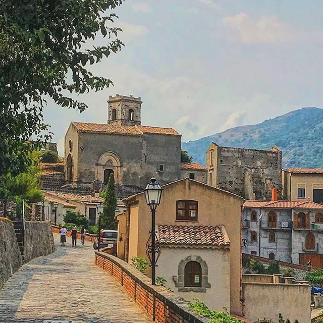Savoca, godfather village • • • • •
Original Pic by 📸 @kalabria_sicily_travel

#borghitalia #ilikeitaly #travelsitaly #italytourism #sicily #sicilydmc #mountetnaeruption #sicilyincentive #dmcsizilien #sicilyevents #dmc #incentivetravel #conferenc… ift.tt/2RHNxDf