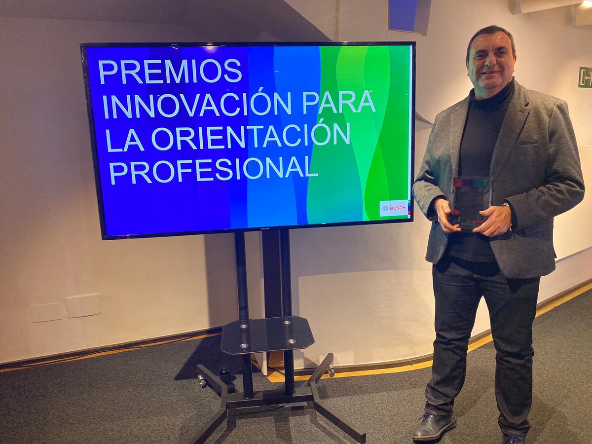 janaveros's tweet photo. Encantados con el reconociento a Escuela 2ª oportunidad  @ArrabalAID ¡Muchas felicidades al resto de premiados @EscolaVirolai @salesianosZAR @LaVanguardia @EDUCAWEB #PremiosOrientación II Edición Premios Innovación para la Orientación Profesional 2019 @FBertelsmann @BoschEspana https://t.co/hJwhIGUexg
