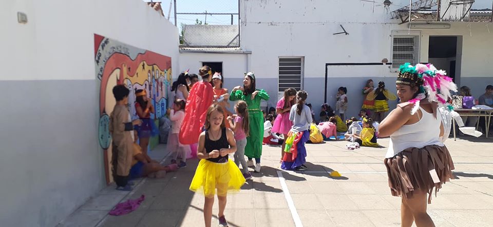 AcsarmientoB's tweet photo. Todas las sedes de EAV de Capitán Sarmiento se adelantaron al Carnaval en su semana temática. Hoy fue la Fiesta de Disfraces y nos divertimos mucho. #EscuelasAbiertasEnVerano @BAregion12 @ClaudiaBracchi1 @BAeducacion @EduFisicaBA @Leot14 https://t.co/n9ko9MpgoT