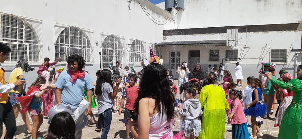 AcsarmientoB's tweet photo. Todas las sedes de EAV de Capitán Sarmiento se adelantaron al Carnaval en su semana temática. Hoy fue la Fiesta de Disfraces y nos divertimos mucho. #EscuelasAbiertasEnVerano @BAregion12 @ClaudiaBracchi1 @BAeducacion @EduFisicaBA @Leot14 https://t.co/n9ko9MpgoT