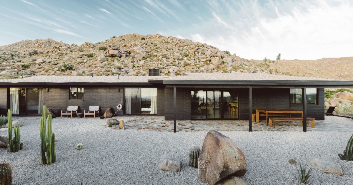 CmixConcrete's tweet photo. Villa Kuro is a minimalist hideaway in California’s Joshua Tree National Park https://t.co/s2n69jxTwV https://t.co/Bq0mfldmFY