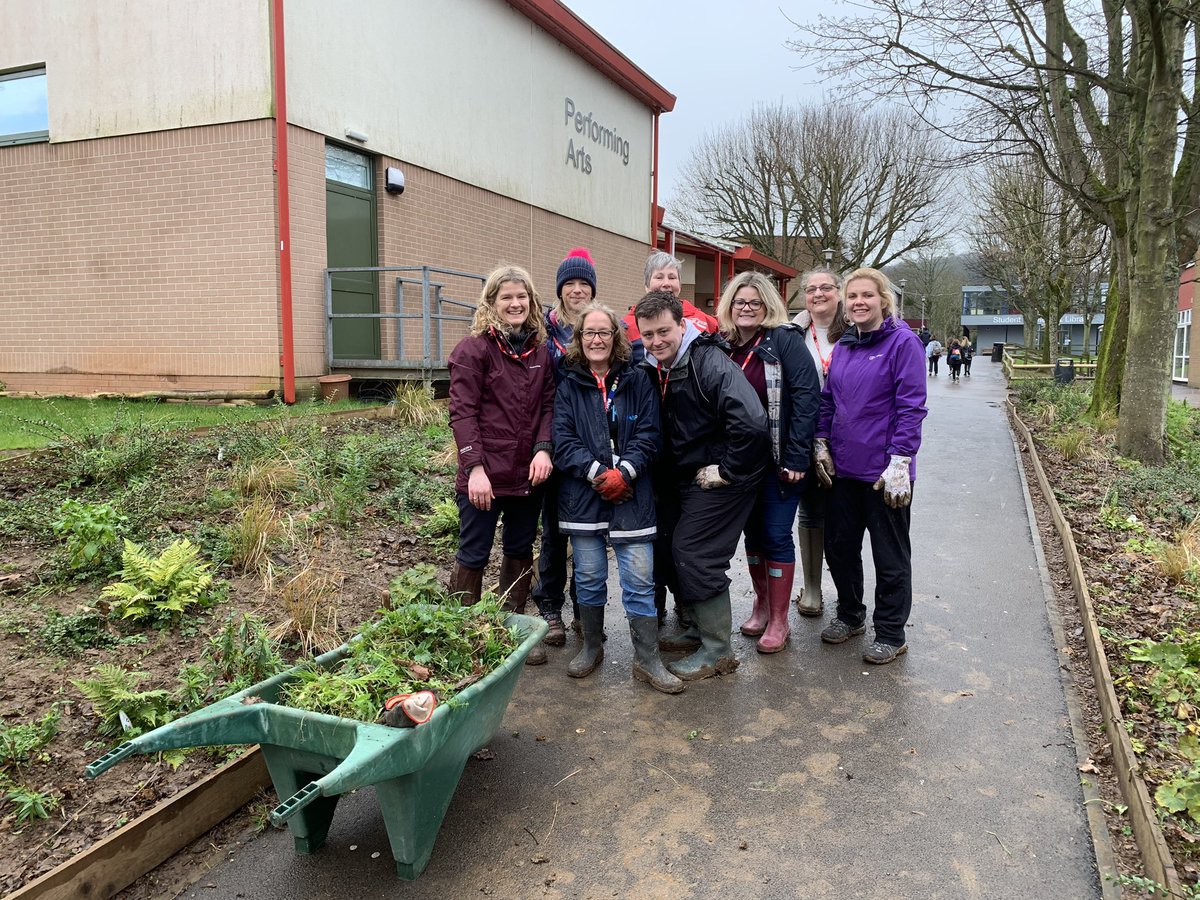 ChurchillGreen's tweet photo. The wonderful NHS staff who volunteered to help do some gardening for the Academy today as part of #volunteersweek. Amazing people with huge hearts! Pretty good gardeners too 😉 @NSCPhealth #greenernhs @ChurchillAcad https://t.co/VjowMKbZB4
