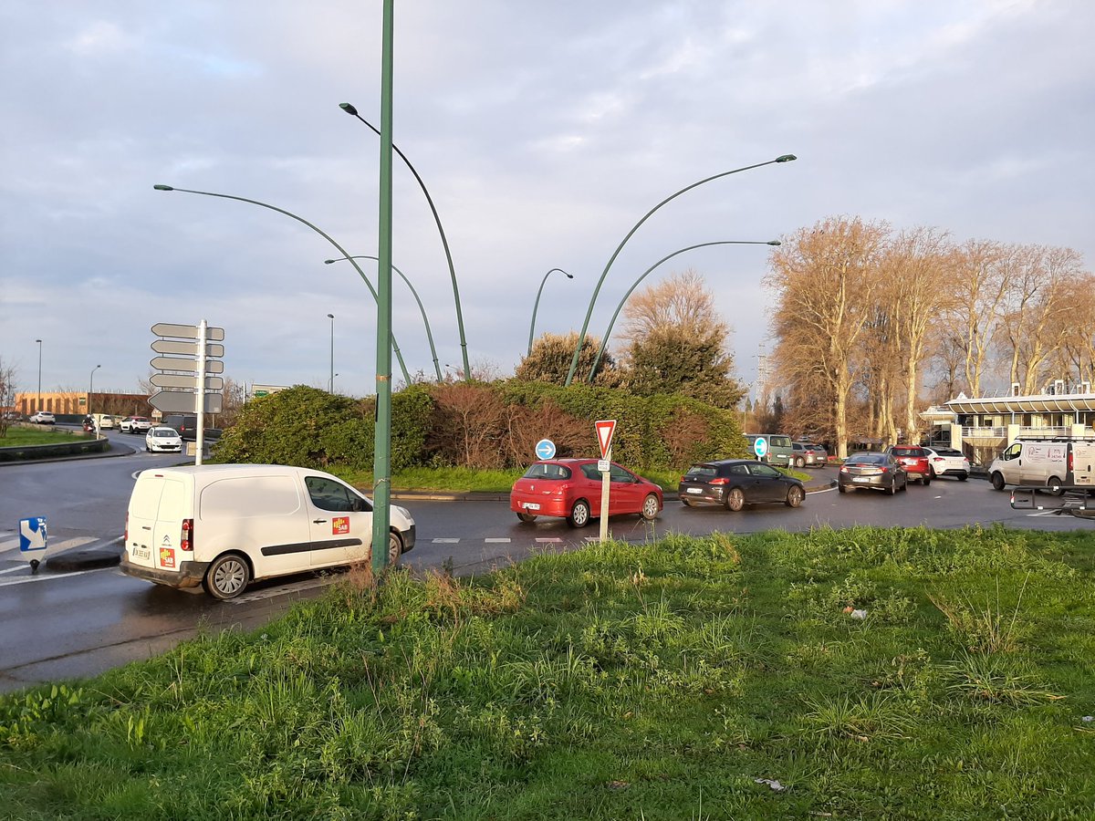 MAP561's tweet photo. @cq7deniers @jmlattes @O_ARSAC @jlmoudenc @AntoineMAURICE @archipelTM @NadiaPellefigue @PCohen @Franck_Biasotto Où ça
Un jour ordinaire aux 7deniers. On voit bien qu'il n'y a pas de places pour des voitures supplémentaires....
Oui au métro mais pas là. Non au parking https://t.co/GyavhMF6JR