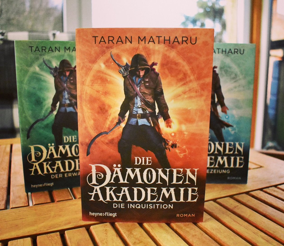 denise7xy's tweet photo. Ohne Probleme war ich wieder in der Geschichte und genoss das Abenteuer mit Fletcher und Ignatius. Besonders zum Schluss überschlug sich die Spannung und endet in einem fiesen Cliffhanger. Die komplette Rezension gibt's auf meinem Blog https://t.co/xhlPcNuKrG @HeyneVerlag https://t.co/4L6qeFBfLz