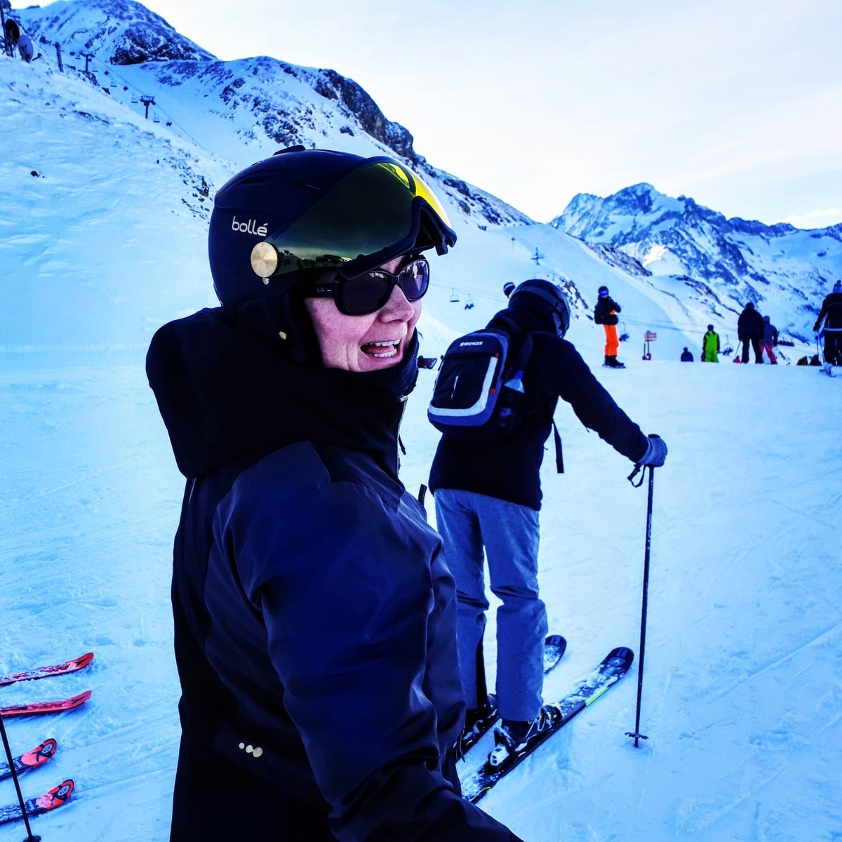 AileenHenry's tweet photo. Cant beat a #bluebird #skiday in the beautiful #Alps #les2alps #purecheesin not a mention of the 'B' word in #skichalet #brexitbreak https://t.co/OKr1v7Mm6x