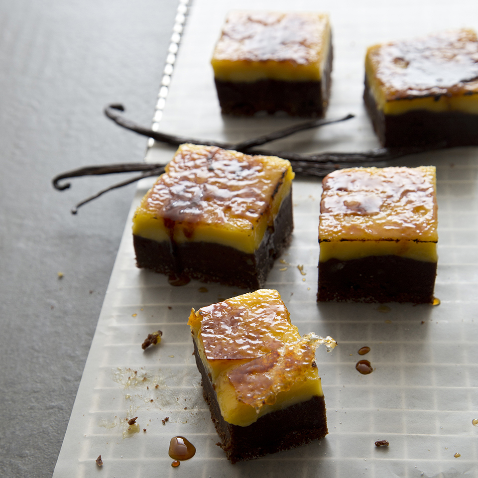 Un brownie au #chocolat noir 55 % surmonté de la crème brûlée à la vanille ! Croquant sur le dessus divinement moelleux en dessous 🤤⁣
-
A dark 55% chocolate #brownie topped with a #vanilla crème brûlée! Insanely gooey and creamy with a crunchy and brittle top 🤤⁣