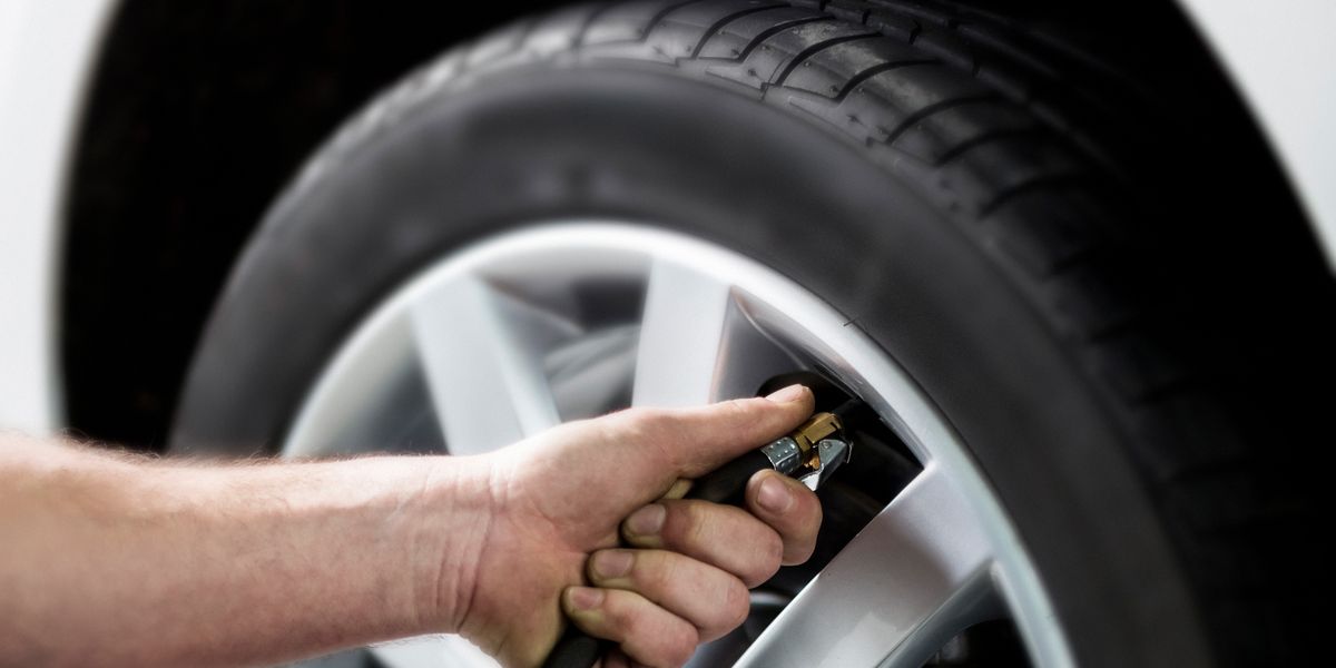 ❗ Do you know what to do when your tire pressure light comes on? Check out this article from Car and Driver that covers how and when to put more air 💨 into your tires. caranddriver.com/features/a2659…
